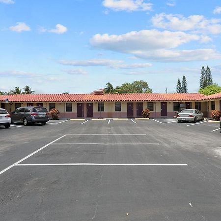 Deluxe Inn Dania Beach Exterior photo